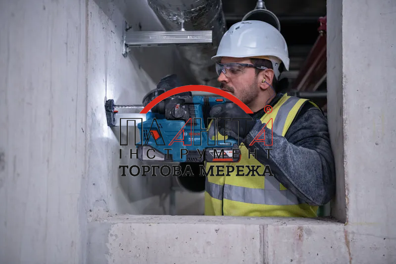 Набір 18V-SET акумуляторний комбінований Bosch Professional, складається з шурупокрута GSR 18V-65, гайковерта GDX 18V-285, перфоратора GBH 18V-22, трьох акб GBA 18V 5,0AH, зарядного GAL 12V-18V-80, сумки M-BAG (0615A50093) 0615A50093 фото
