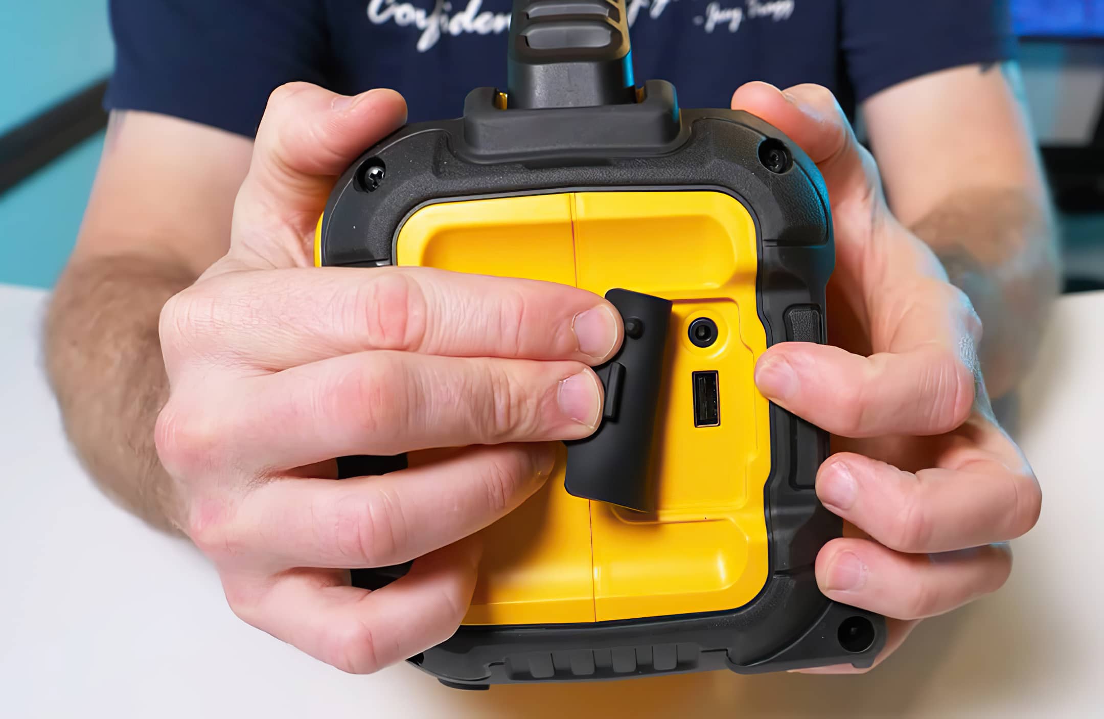 Купить колонка портативная аккумуляторная bluetooth dewalt dcr011 Код товара DCR011 цена и характеристики в интернет магазине Планета инструмент Колонка портативная аккумуляторная Bluetooth DeWALT DCR011 Код товара DCR011 Планета инструмент